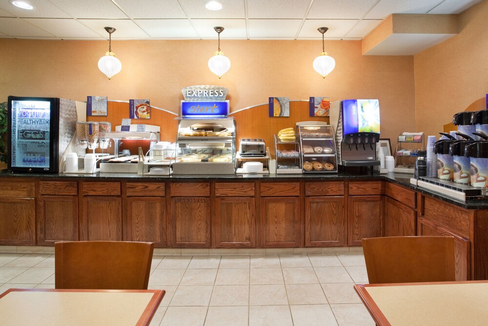 Holiday Inn Express Hotel & Suites Cleveland Streetsboro by IHG - photo 20