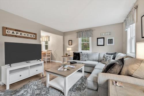 Family Friendly Home Near Beach with Fenced Yard Fire Pit Three Bedroom Plus Office make for Four Unique Sleeping Spaces Pocasset Home Perfect for Families Host up to 7 24 Hr Hospitality — 4-Star Luxury Hotel in Bourne, United States
