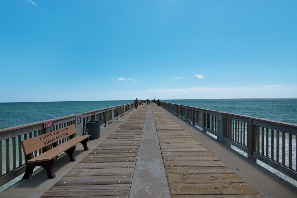 Newly Renovated 140 Feet To White Sandy Beaches Pool Grill - photo 23