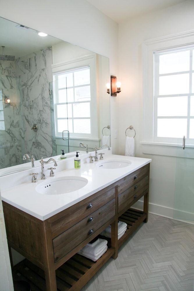 Magazine St 3BR w Dual Balconies Near FQ — 4-Star Luxury Hotel in New Orleans, United States