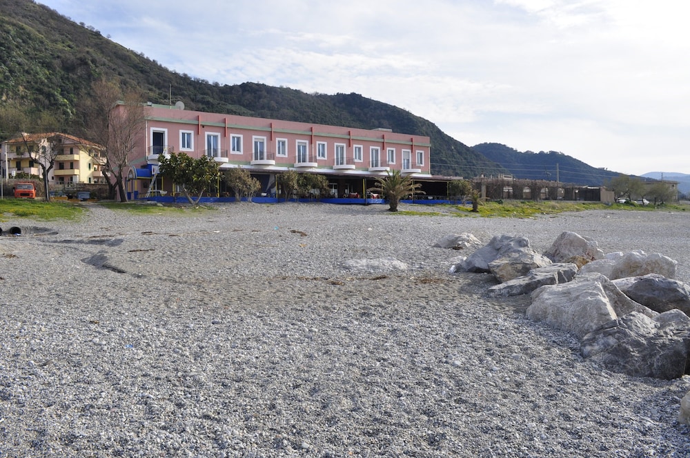 Hotel La Scogliera — hotel in Piraino