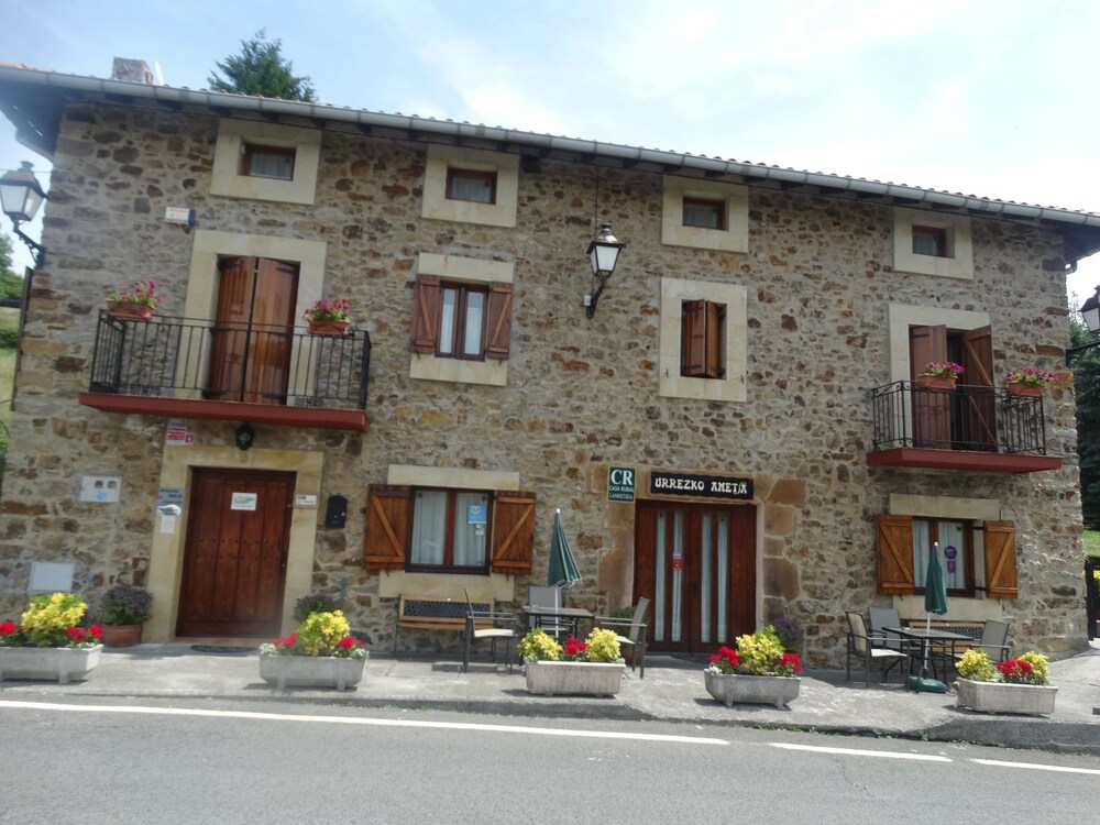 Urrezko Ametsa - carbon neutral hotel in Sopuerta