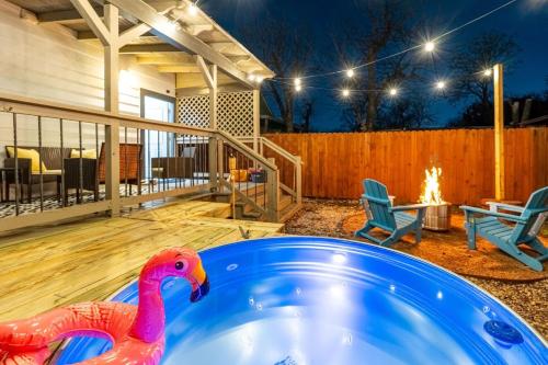 Casa Pajaritos Pool Firepit Backyard near Riverwalk San Antonio — 4-Star Luxury Hotel in San Antonio, United States