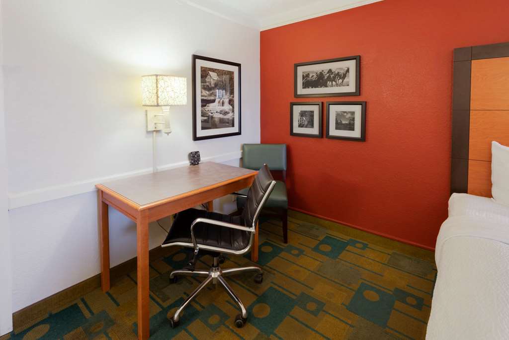 La Quinta Inn by Wyndham Cheyenne - photo 18