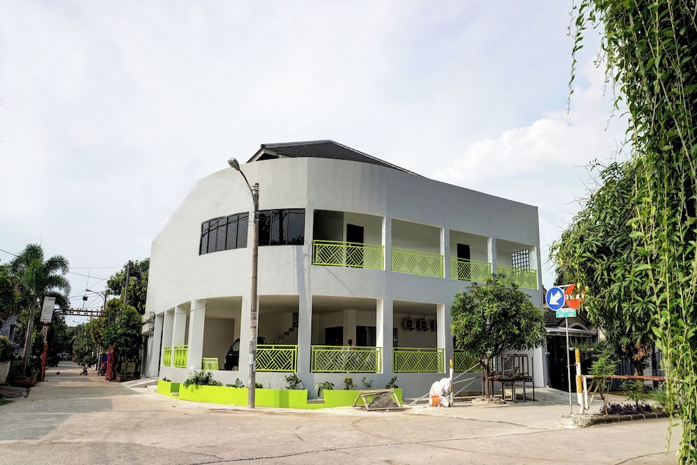 Capital O 92804 La Tansa Syariah Hotel in Cikarang, Indonesia