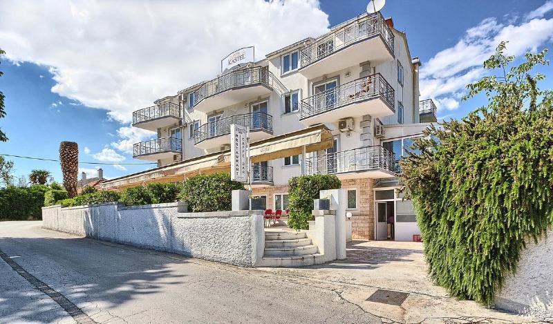 Aqua Guestrooms Kastela — hotel in Kastel Luksic