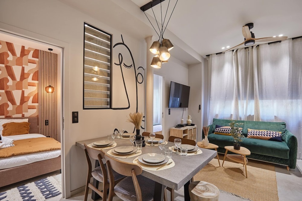 Appartement Center of Paris Montmartre — 4-Star Luxury Hotel in Paris, France