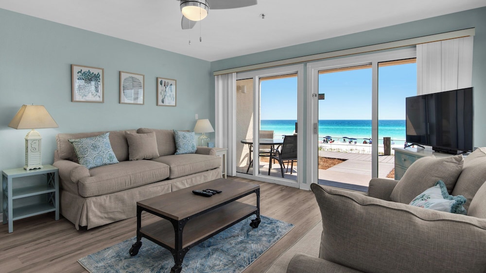 Crystal Sands 112b: Beachfront Condo With Front row Gulf Views — 4-Star Luxury Hotel in Destin, United States