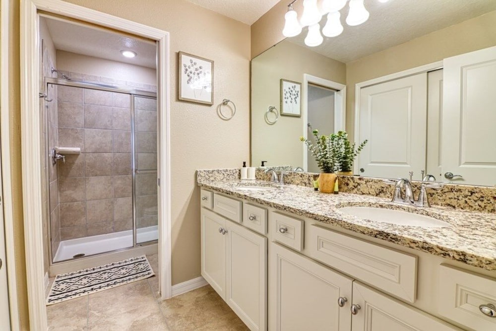 Daniel's Townhome Getaway At Windsor Island Resort 5 Bedroom Townhouse by Redawning Davenport - photo 35