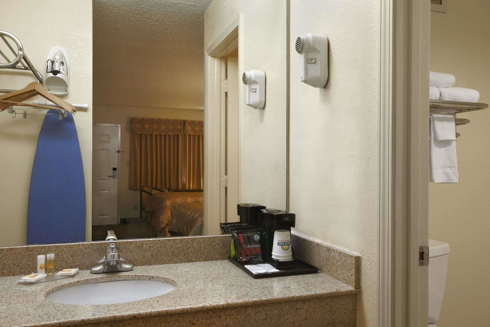 Days Inn by Wyndham Nashville Airport - photo 19