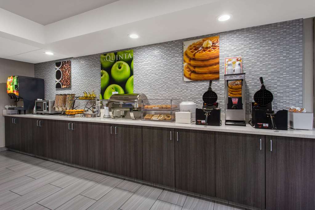 La Quinta Inn & Suites by Wyndham Effingham - photo 41