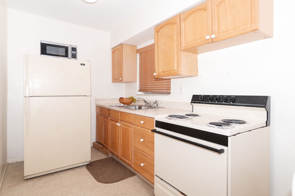 Tropic Isle Hotel and Apartment - photo 19