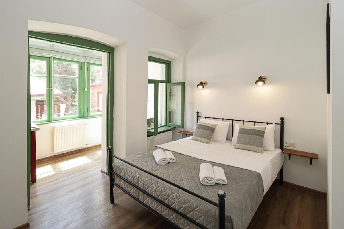 Unique 3 Studio Combo for 6 Guests By Wehost