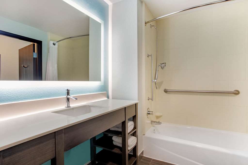 La Quinta Inn & Suites by Wyndham Northlake Fort Worth - photo 12