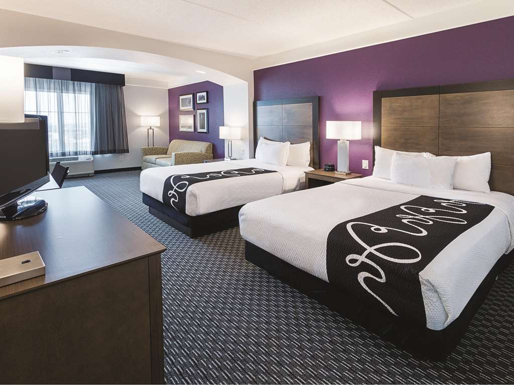 La Quinta Inn & Suites by Wyndham Arlington North 6 Flags Dr - photo 9