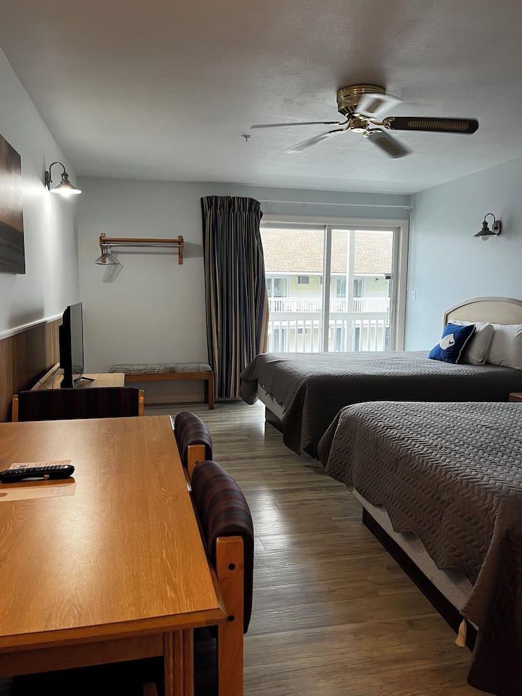 Mainsail Motel & Cottages - photo 10