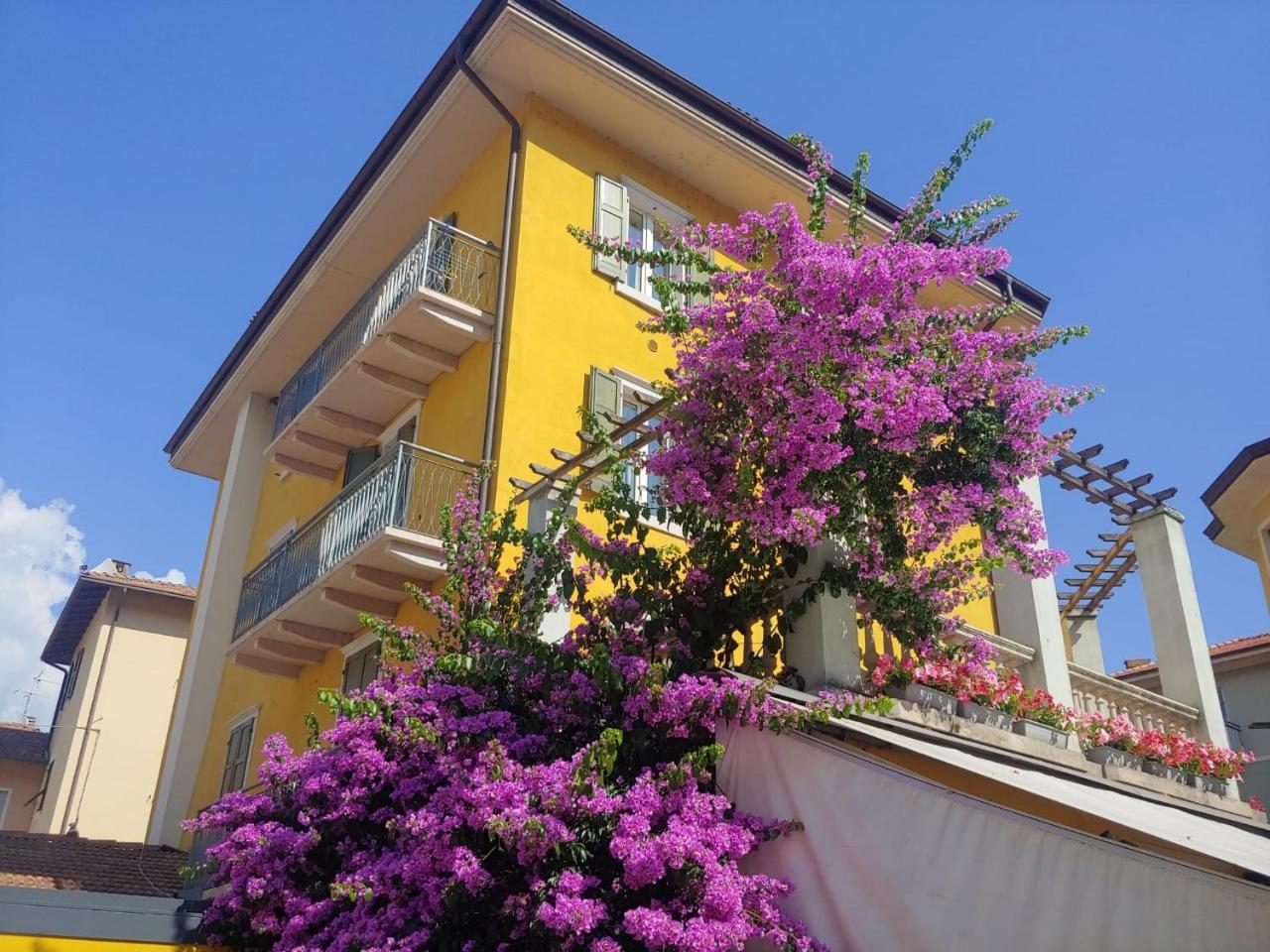 Family Baia 2 Apartments Baia Azzurra — 4-Star Luxury Hotel in Nago-Torbole, Italy
