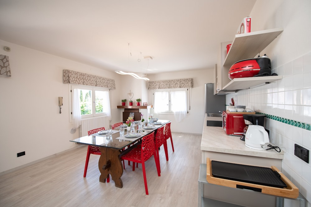 Il Cortiletto Appartamento Lores — 4-Star Luxury Hotel in Manerba Del Garda, Italy