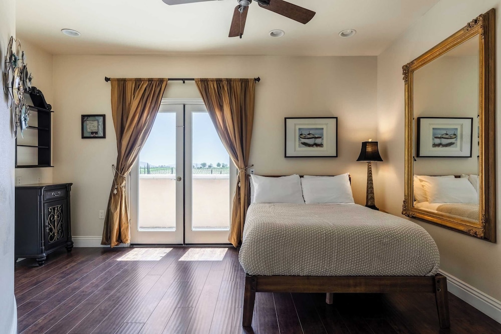 Sleeps 20 Vineyard Estate w Resort Pool Spa Game Room Wilson Creek Manor by AvantStay - photo 21