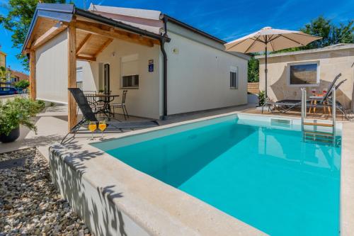 Family friendly house with a swimming pool Privlaka Zadar 23516 — 4-Star Luxury Hotel in Privlaka, Croatia