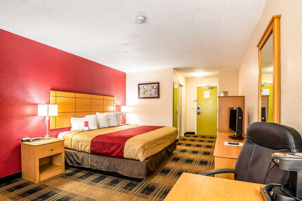 Econo Lodge Topeka at Wanamaker - photo 7