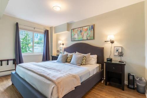 Eclectic Downtown & Cap Hill King bed & Kitchen - photo 2