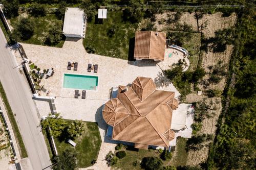 Villa Ellania — 4-Star Luxury Hotel in Ambelokipoi, Greece