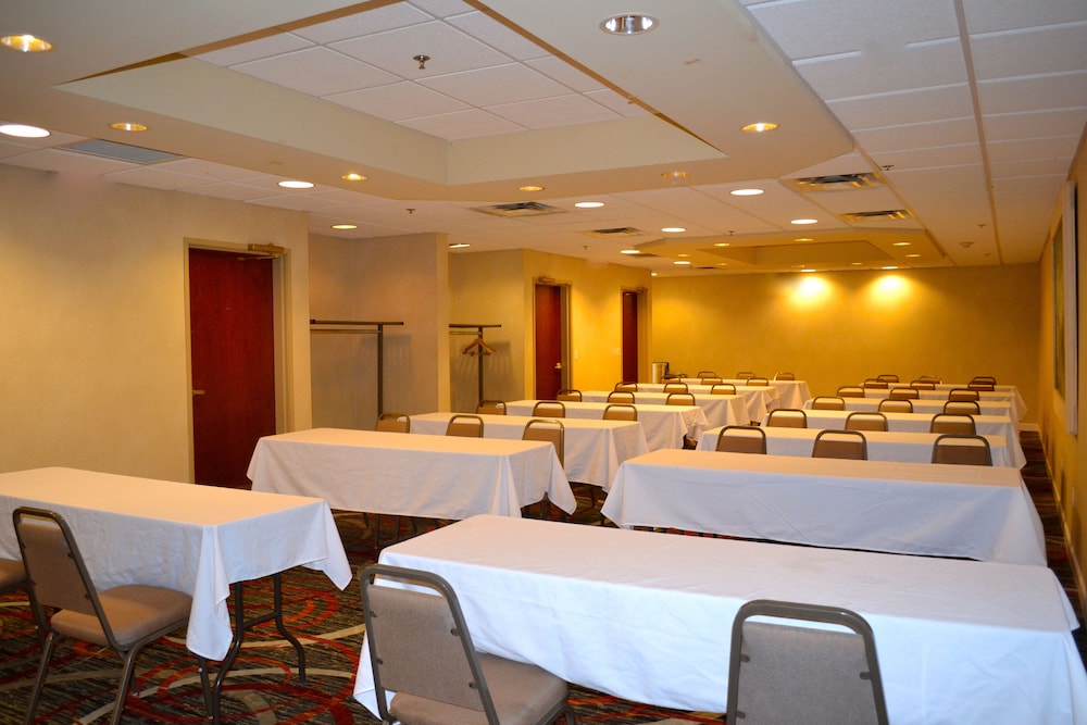 Holiday Inn Express Hotel & Suites Waterford by IHG - photo 91