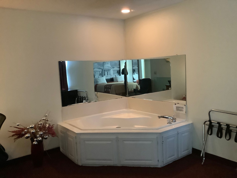 Super 8 by Wyndham Riverside Kansas City - photo 5