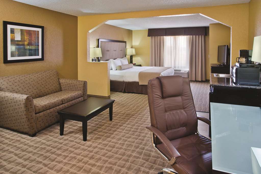 La Quinta Inn & Suites by Wyndham Hot Springs - photo 14
