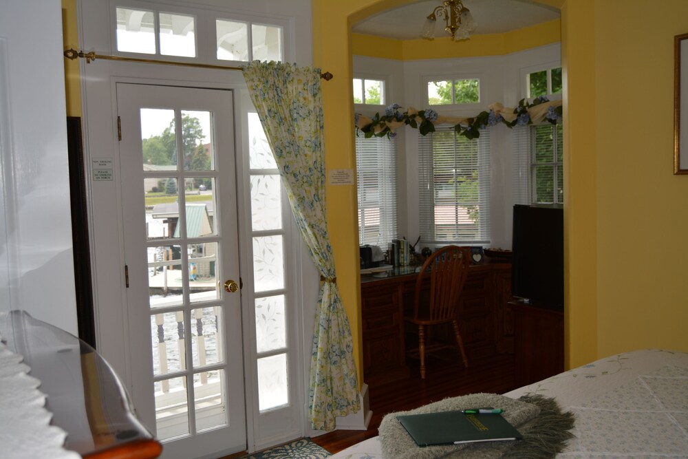 Boathouse Waterfront Lodging - photo 4