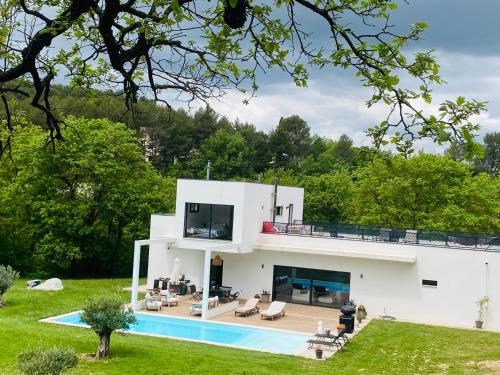 Jacasse Retreat Elegant Architect Villa Nestled in Provencal Forest — 4-Star Luxury Hotel in Fuveau, France