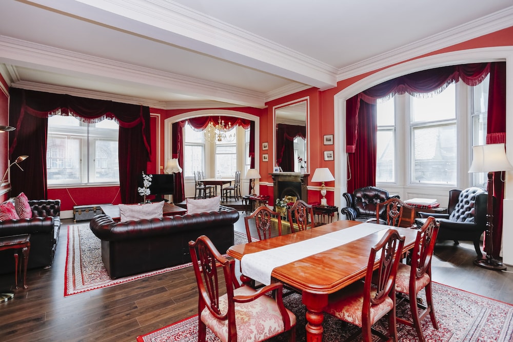 Gorgeous Royal Mile Mansion Apartment — 5-Star Luxury Hotel in Edinburgh, United Kingdom