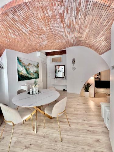 L'arco Sul Lago Deluxe Apartment — 4-Star Luxury Hotel in Castro, Italy