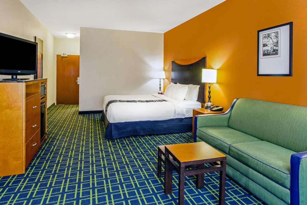 La Quinta Inn & Suites by Wyndham Manassas Battlefield - photo 37
