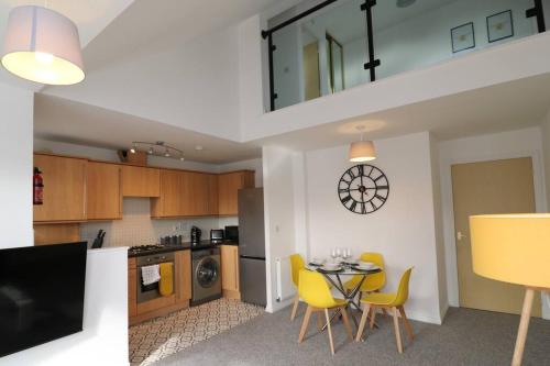2 Bedroom Penthouse in Coventry Private Parking — 4-Star Luxury Hotel in Coventry, United Kingdom