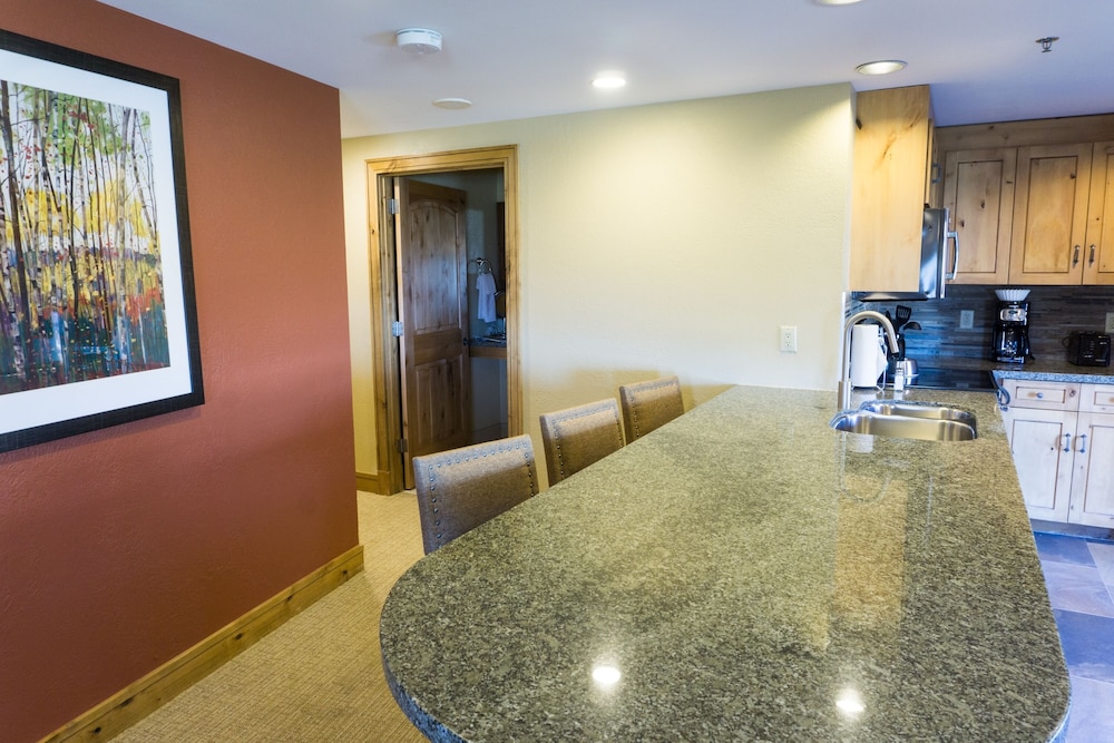 Deluxe condo in newly remodeled Grand Summit Hotel by RedAwning Save 20 on 7 Nights - photo 2