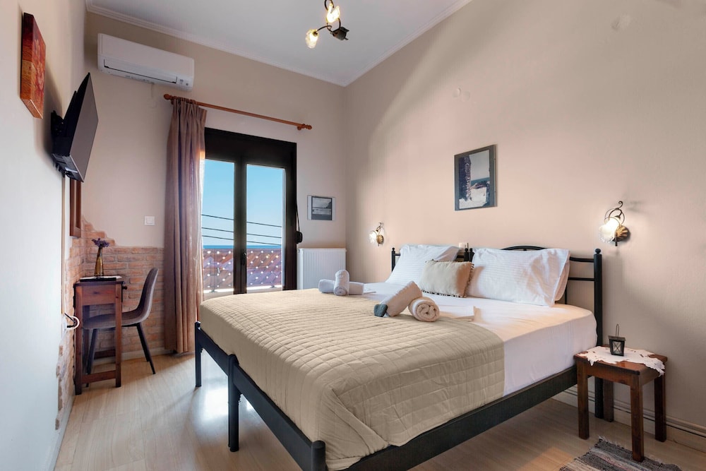 Mpalkoni Sti Monemvasia in Gefyra, Greece