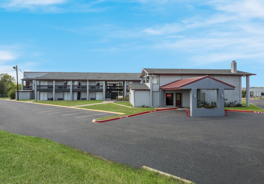 Red Roof Inn Madisonville - photo 27