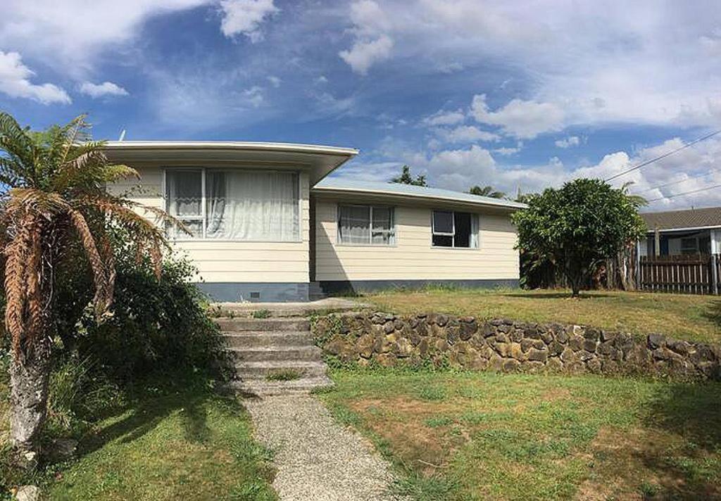 Served 3 Bedroom House A including 5 Double Beds 1 Single Bed and 2 King Sofa Beds — 4-Star Luxury Hotel in Rotorua, New Zealand