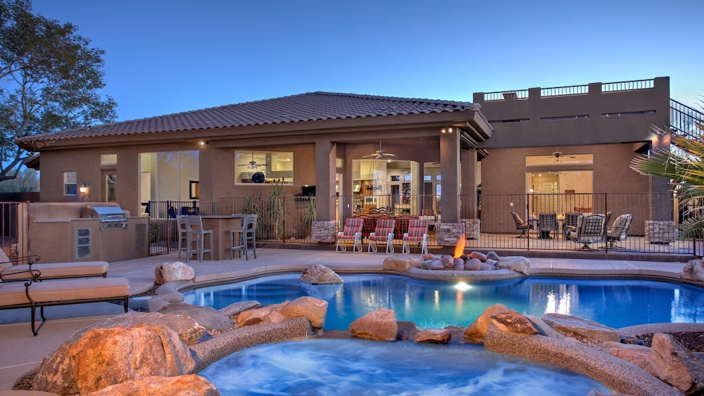 Custom Home 2 Acres True Indoor outdoor Living — 4-Star Luxury Hotel in Scottsdale, United States