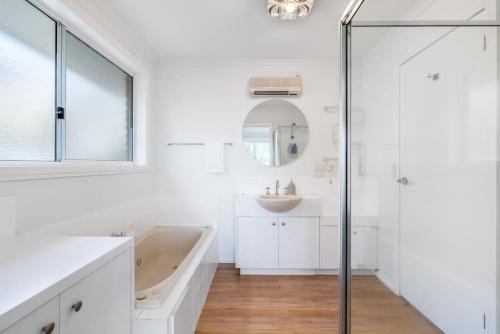 Spectacular View Modern Comfort — Sandy Bay