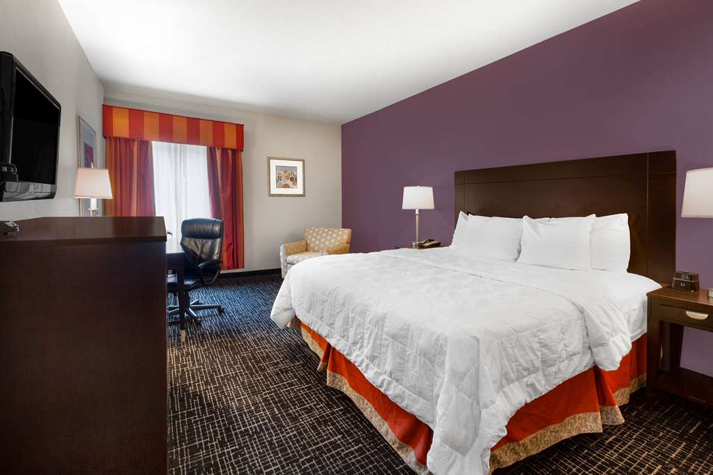La Quinta Inn & Suites by Wyndham Lumberton - photo 30