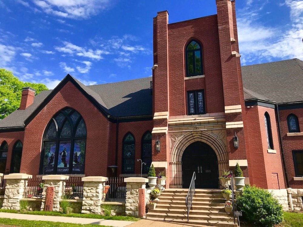 Clifton Heights Inn - carbon neutral hotel in St. Louis