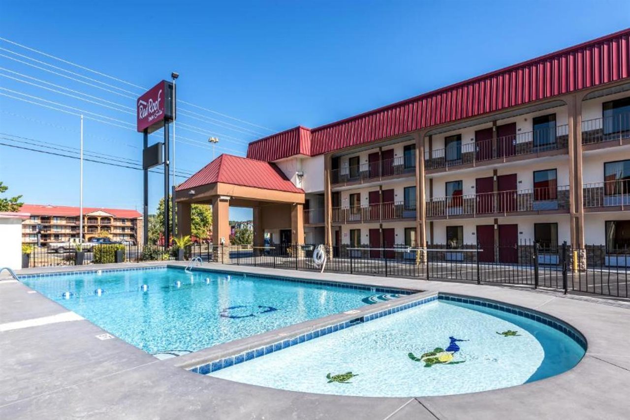 Red Roof Inn & Suites Pigeon Forge Parkway - photo 12