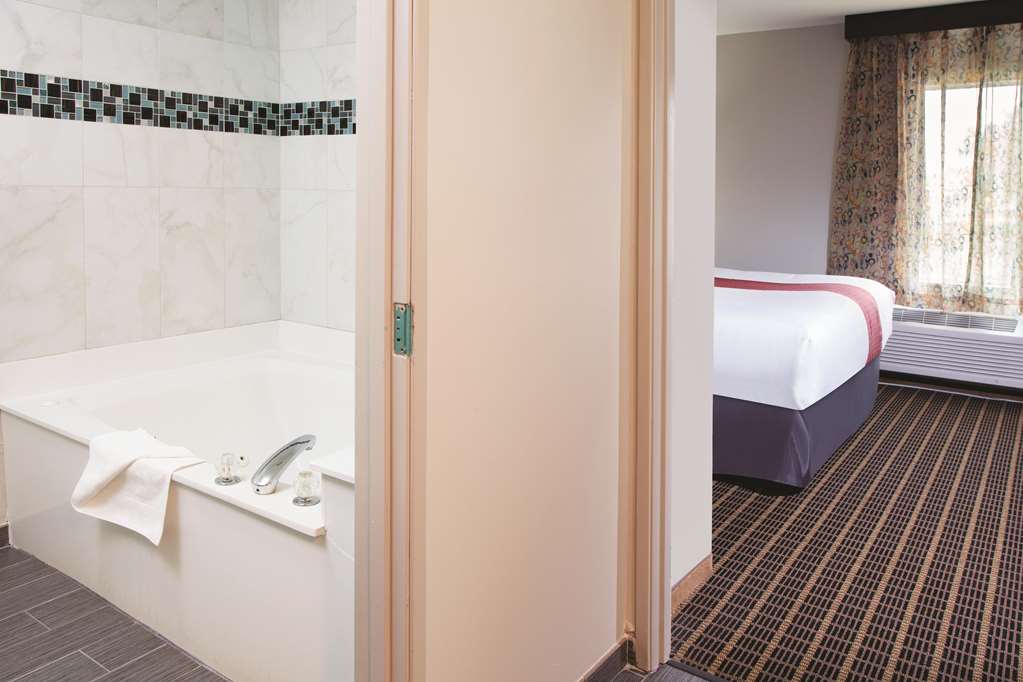La Quinta Inn & Suites by Wyndham Rockford - photo 12