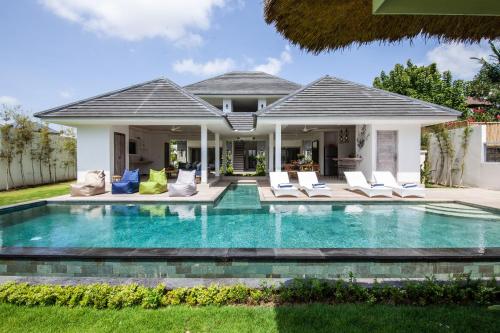 Villa Matahari Munggu 5BR — 4-Star Luxury Hotel in Canggu, Indonesia