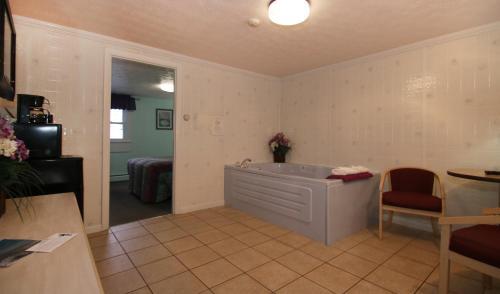 Biarritz Motel & Suites - photo 10