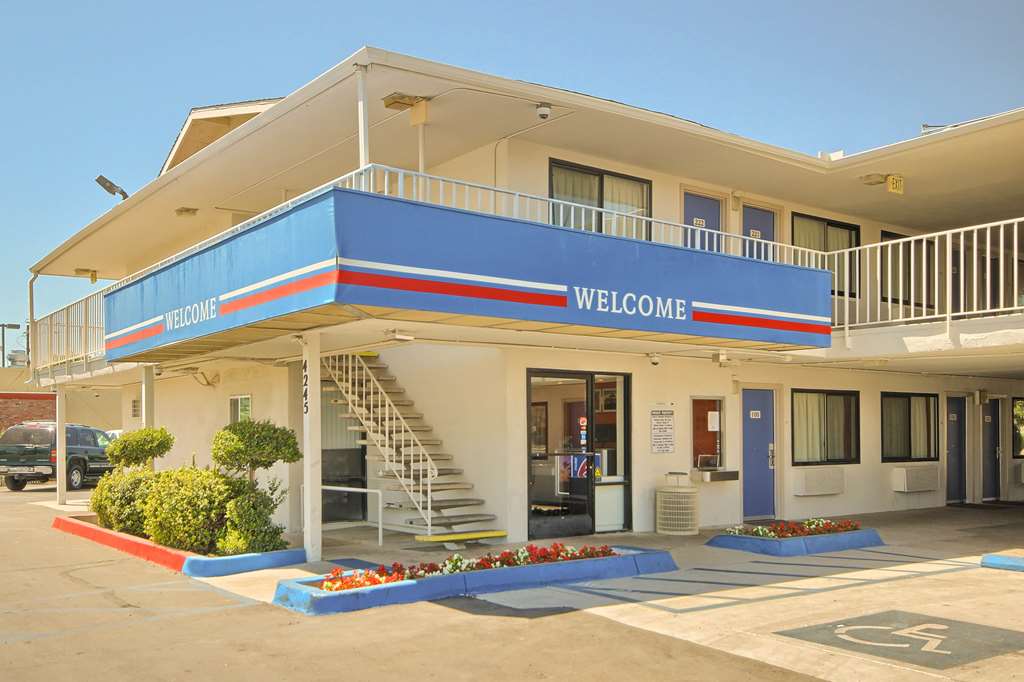 Motel 6 Fresno CA Blackstone North - photo 2