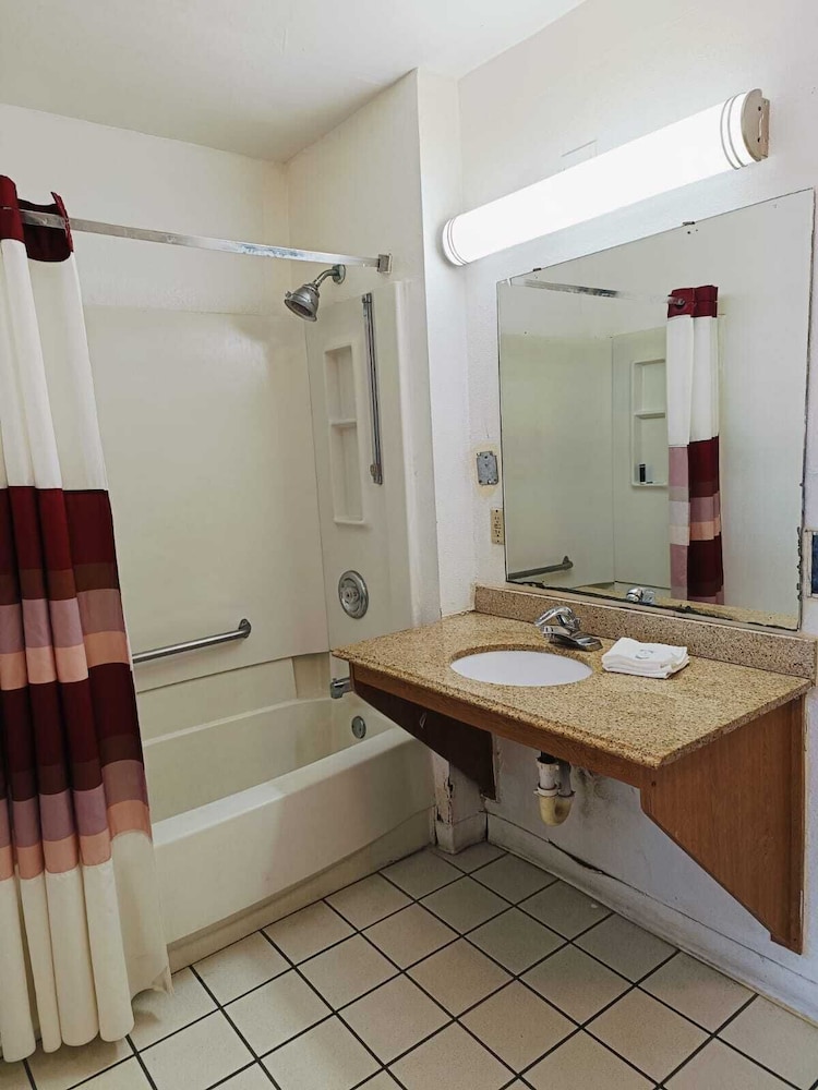 Travelers inn by OYO Wichita Falls - photo 18